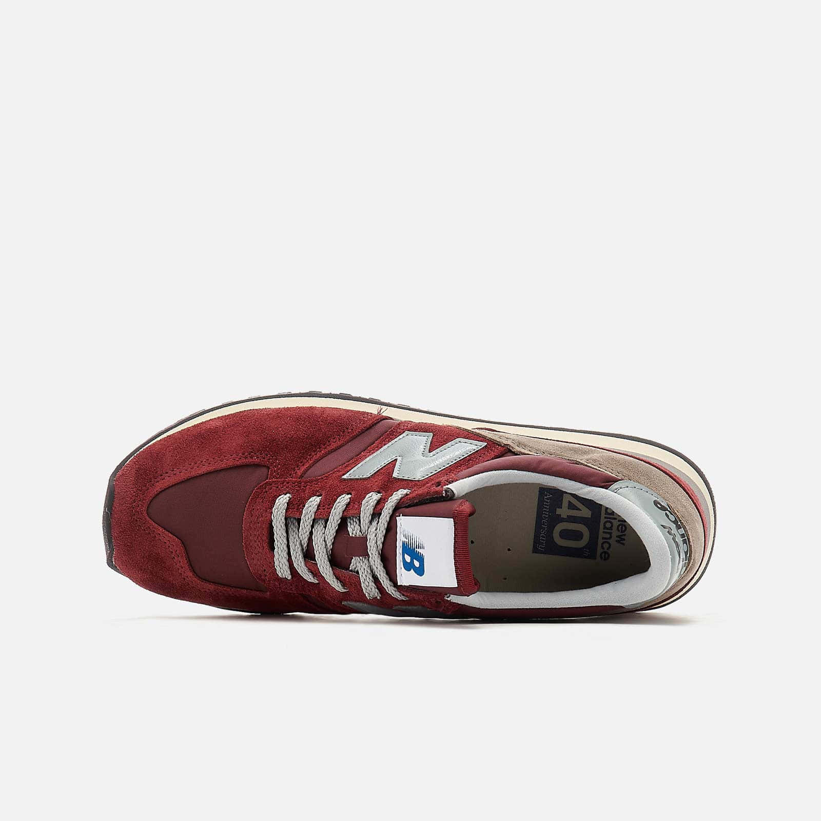 New Balance 桌布 壁紙 — 在純白背景上從上方俯瞰的酒紅色麂皮New Balance運動鞋。