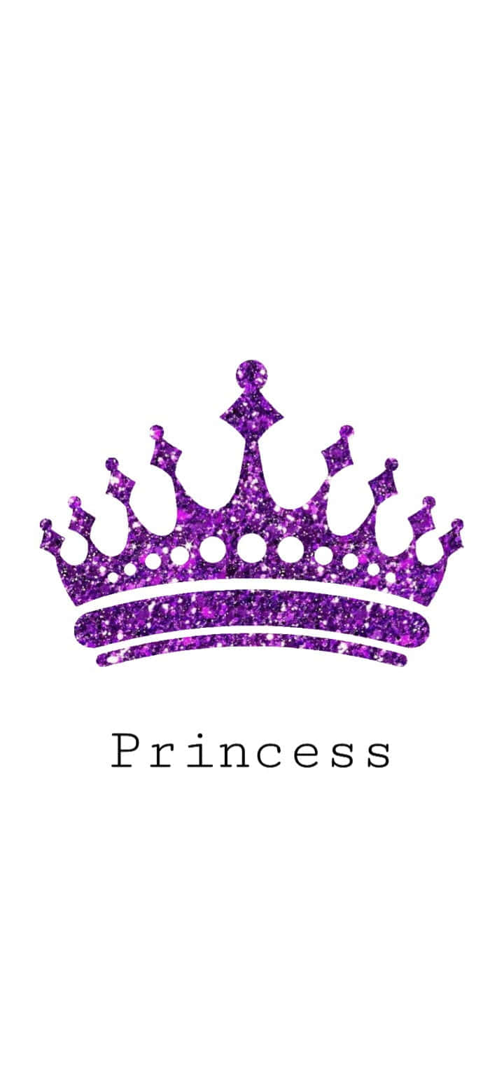 Princess Crown 桌布 壁紙 — 在純白色背景上，一個閃閃發光的紫色亮粉皇冠居中於「公主」一詞上方。