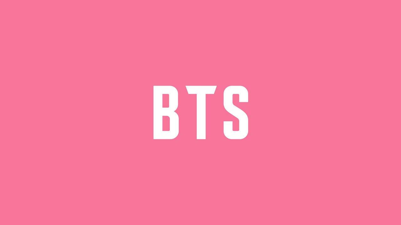 BTS 2021 桌布 壁紙 — 在純粉色背景上居中放置粗體白色BTS字母，採用極簡數位藝術風格。