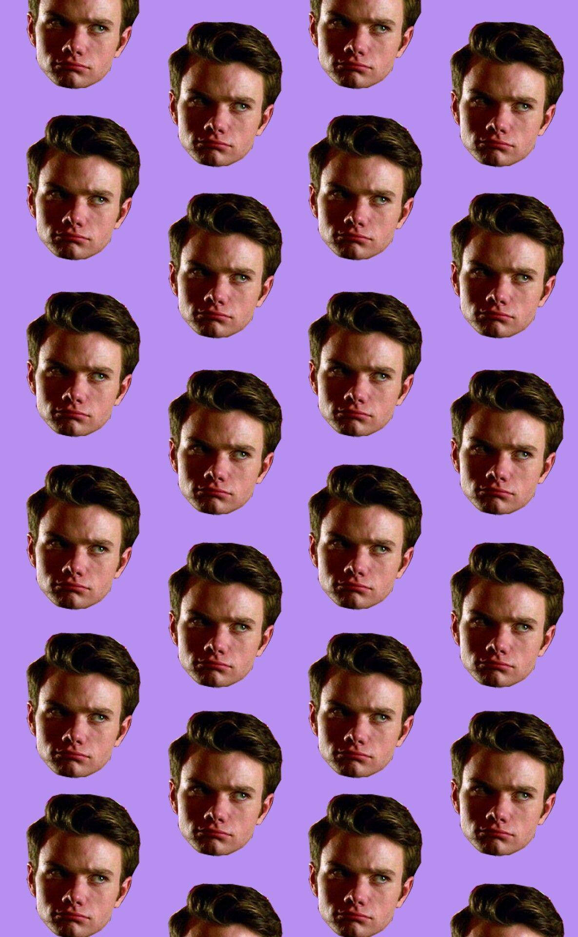 Chris Colfer 桌布 壁紙 — 在純紫色背景上，具有強烈表情的相同男性面孔的網格。