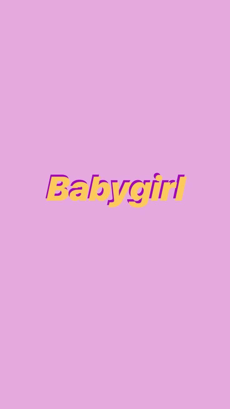 girly pink aesthetic 桌布 壁紙 — 在純色淺粉紅背景中央，帶有紫色輪廓的粗體黃色「Babygirl」文字。