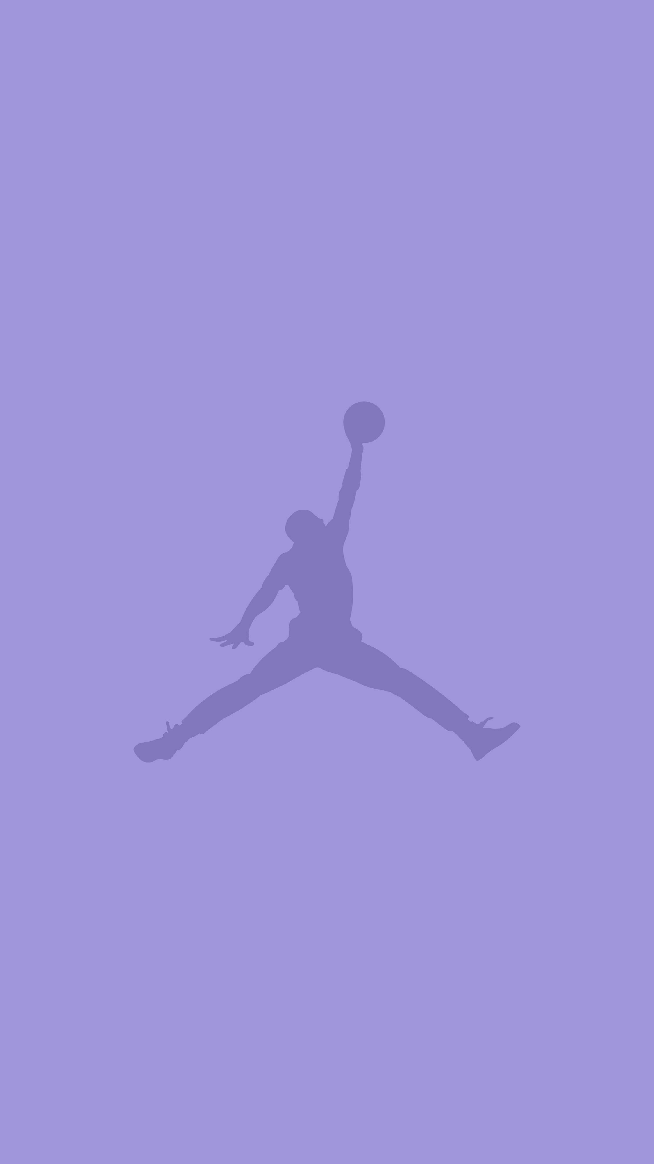 Air Jordan 桌布 壁紙 — 在純色薰衣草背景上，一個籃球運動員在空中灌籃的簡約紫色剪影。