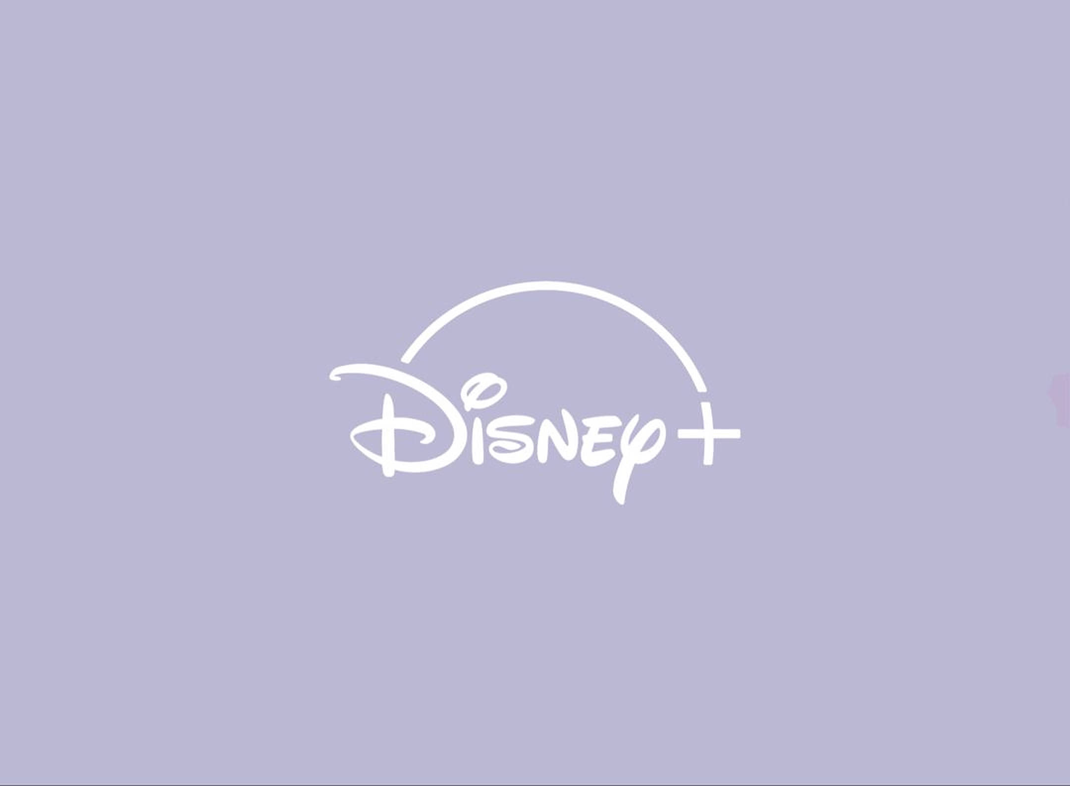 Disney Logo 桌布 壁紙 — 在純色薰衣草背景上的白色字體和弧形Disney+標誌。