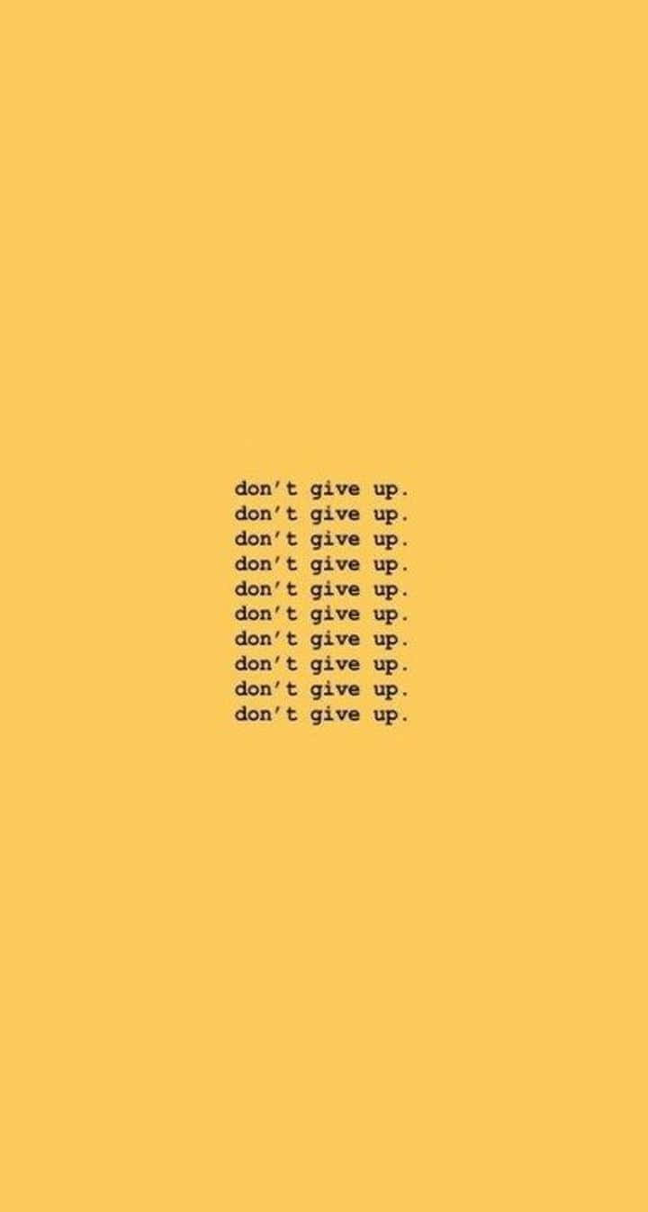 Yellow Aesthetic Phone 桌布 壁紙 — 在純芥末黃色背景上，以黑色小寫字母重複 'don't give up' 並置中的極簡勵志文字。