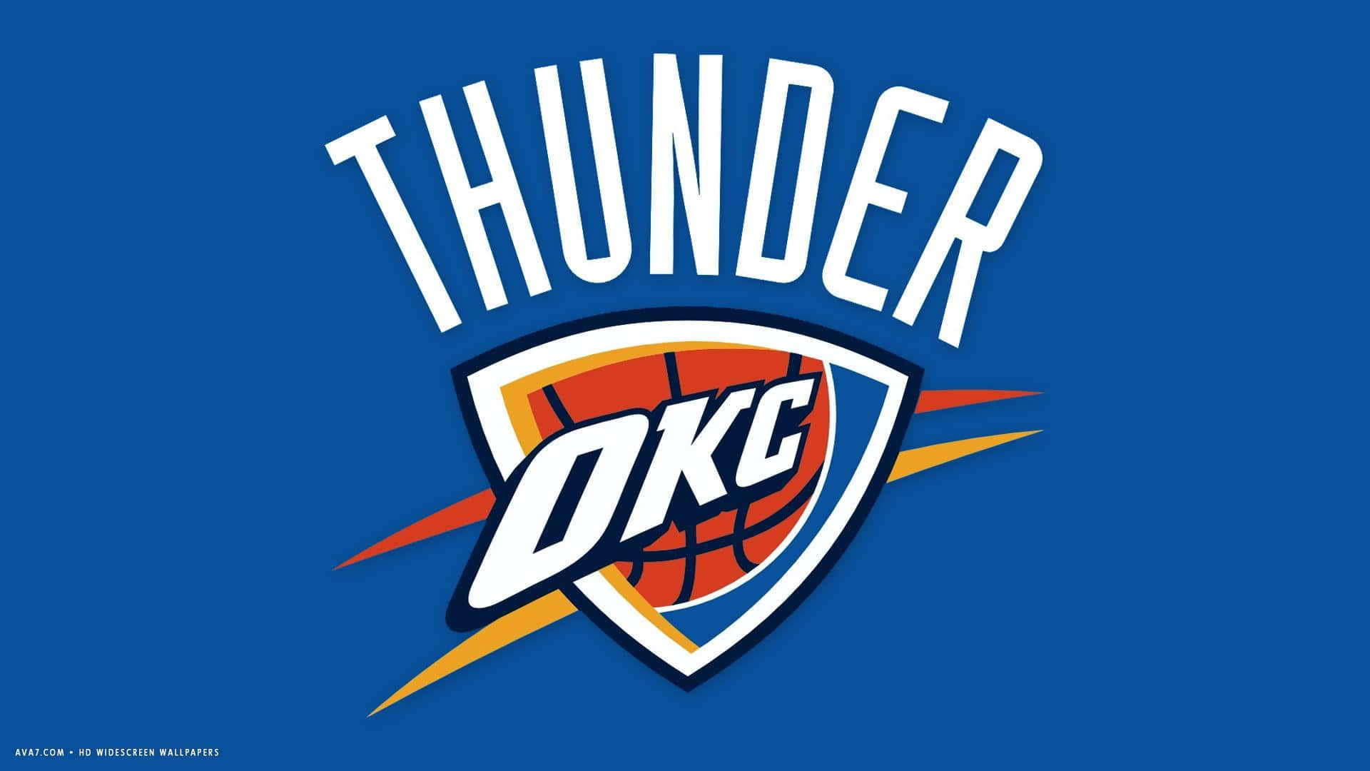 NBA Teams 桌布 壁紙 — 在純藍色背景上，帶有白色文字和籃球標誌的醒目奧克拉荷馬城雷霆隊標誌。