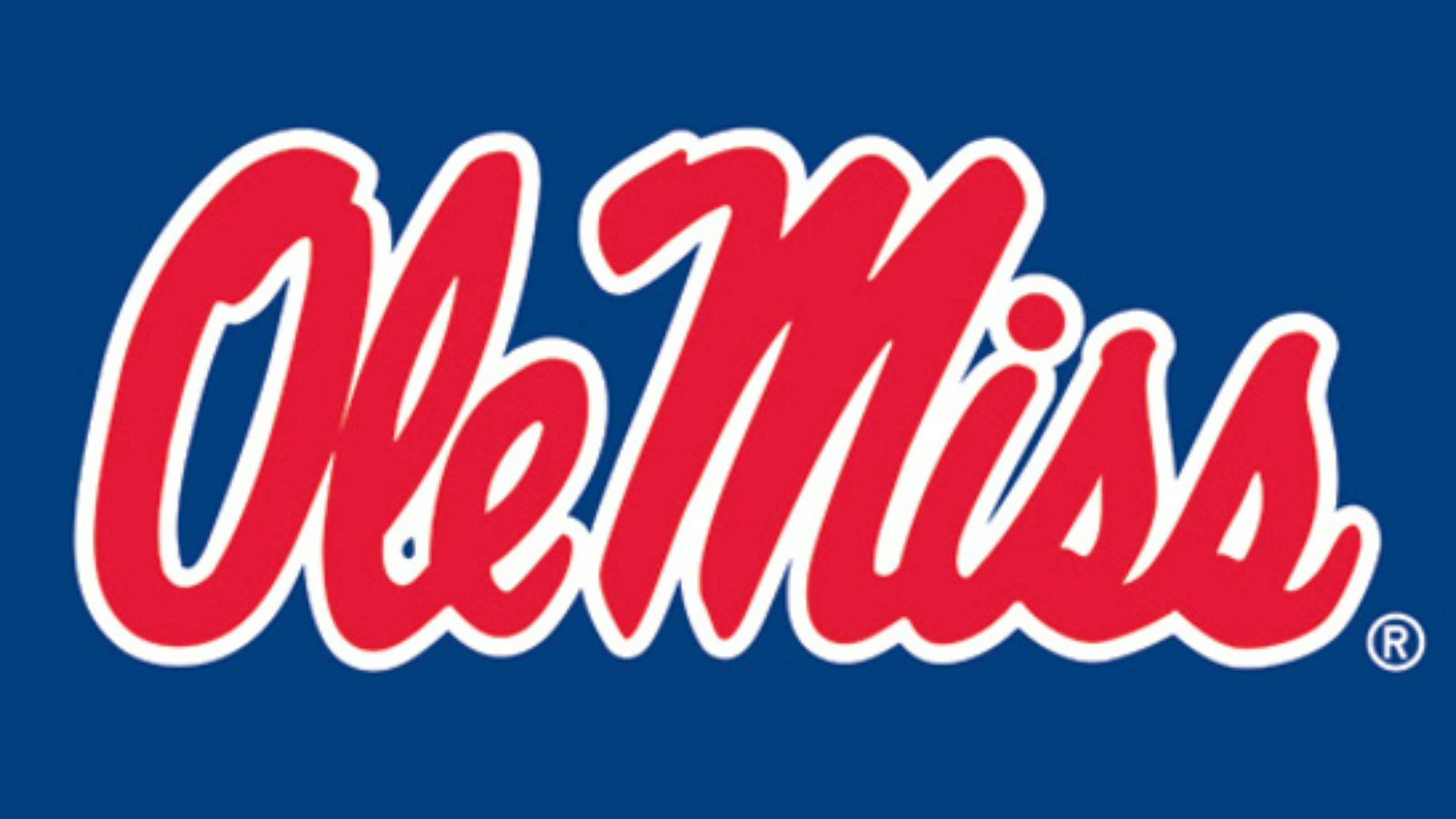 運動 桌布 壁紙 — 在純藍色背景上，帶有白色輪廓的粗體紅色草書 Ole Miss 標誌。
