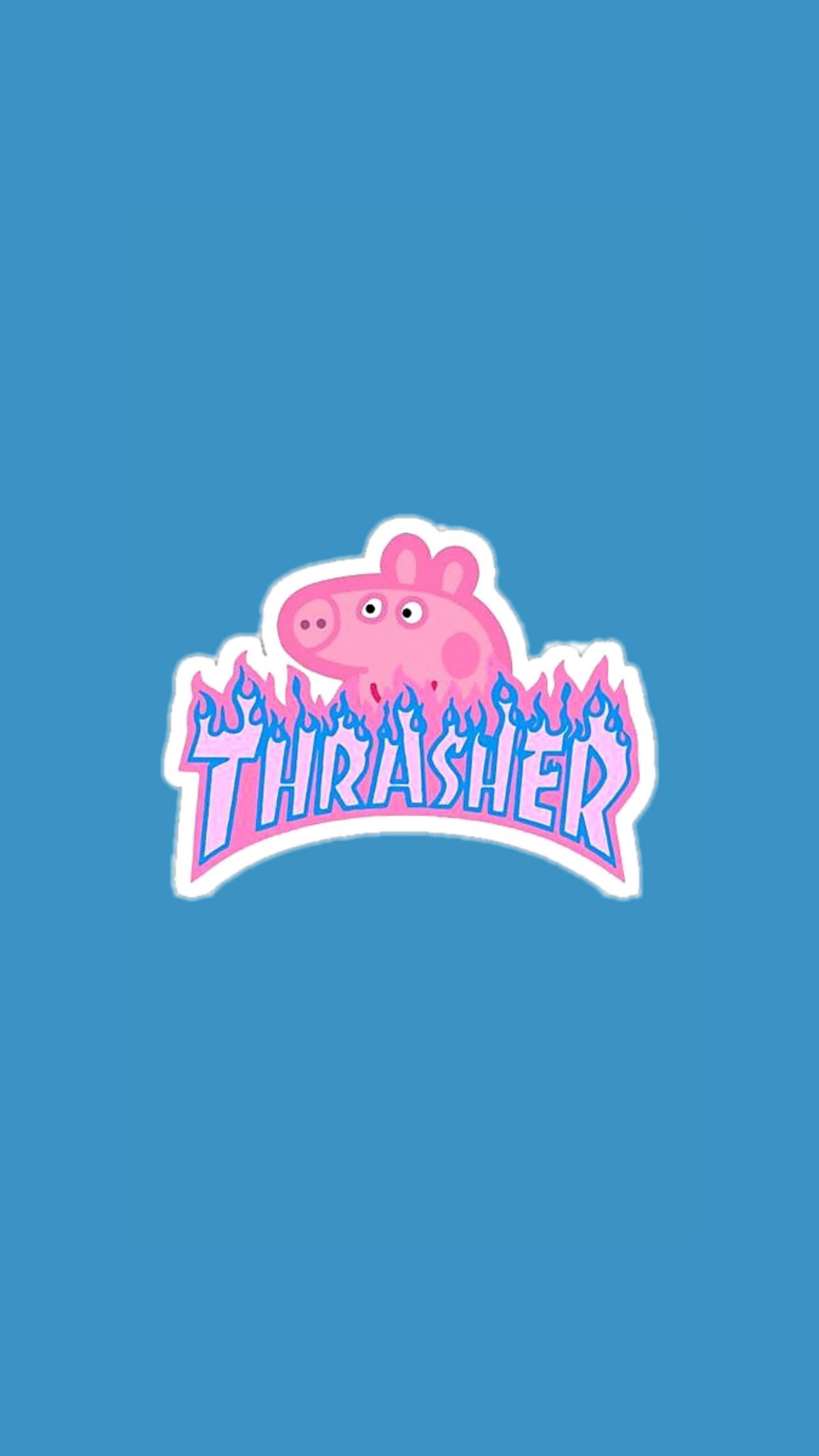 Thrasher 桌布 壁紙 — 在純藍色背景上，火焰風格字體「THRASHER」上方有一個粉紅色卡通豬頭。