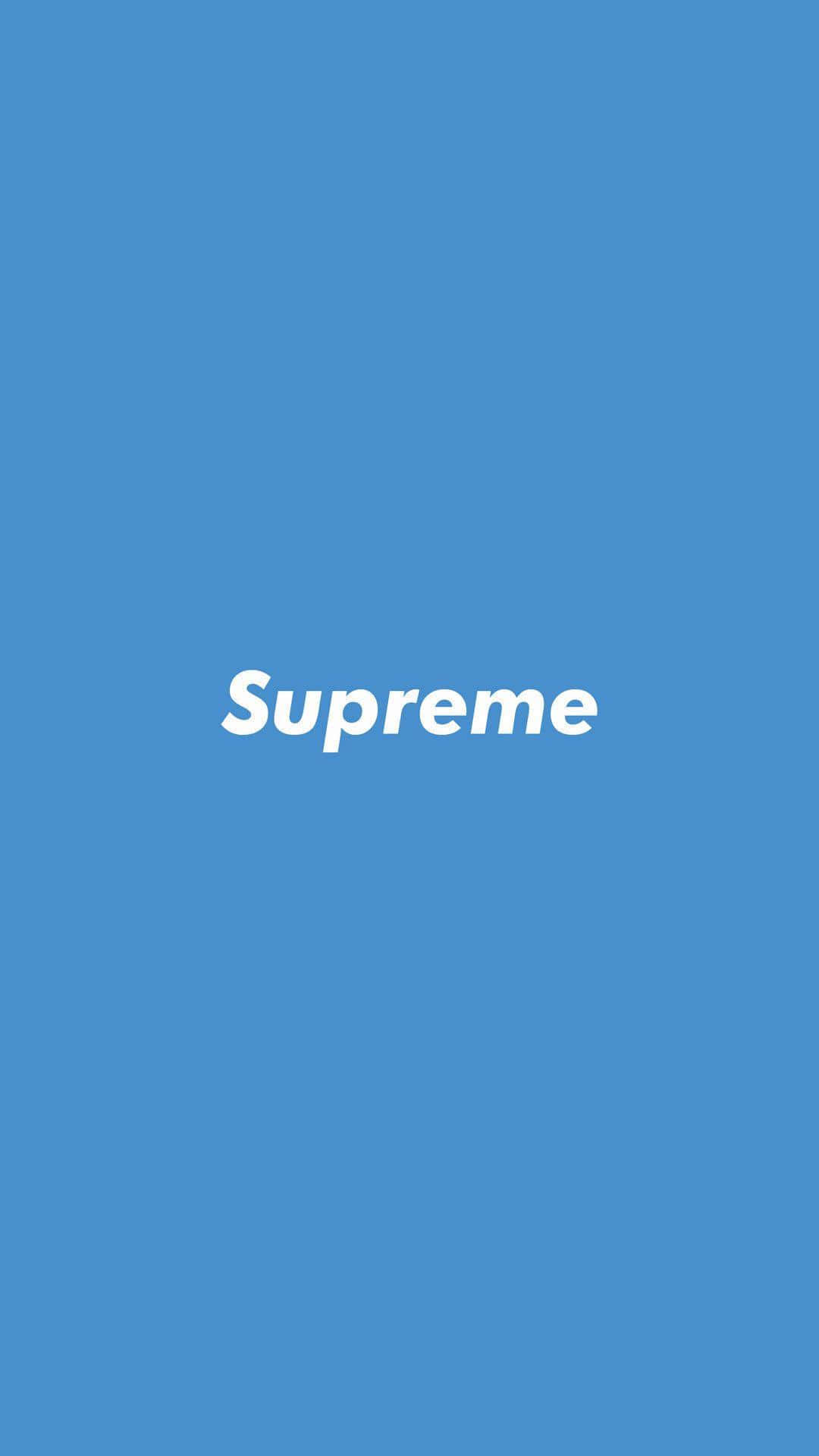 桌布 壁紙 — 在純藍色背景上居中顯示大膽的白色「Supreme」標誌。