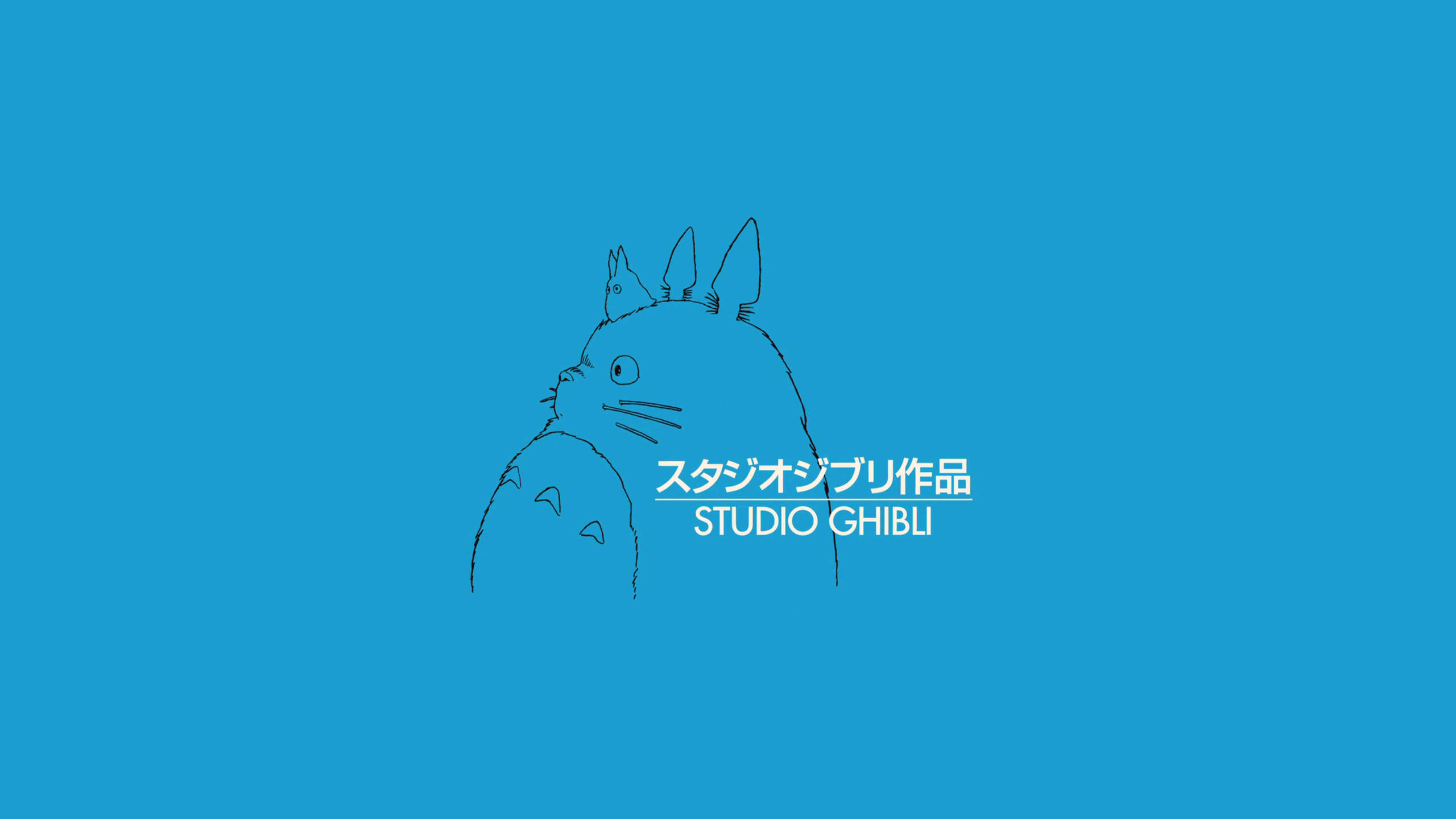 吉卜力工作室 桌布 壁紙 — 在純藍色背景上帶有 Studio Ghibli 文字的簡約線條繪畫龍貓。