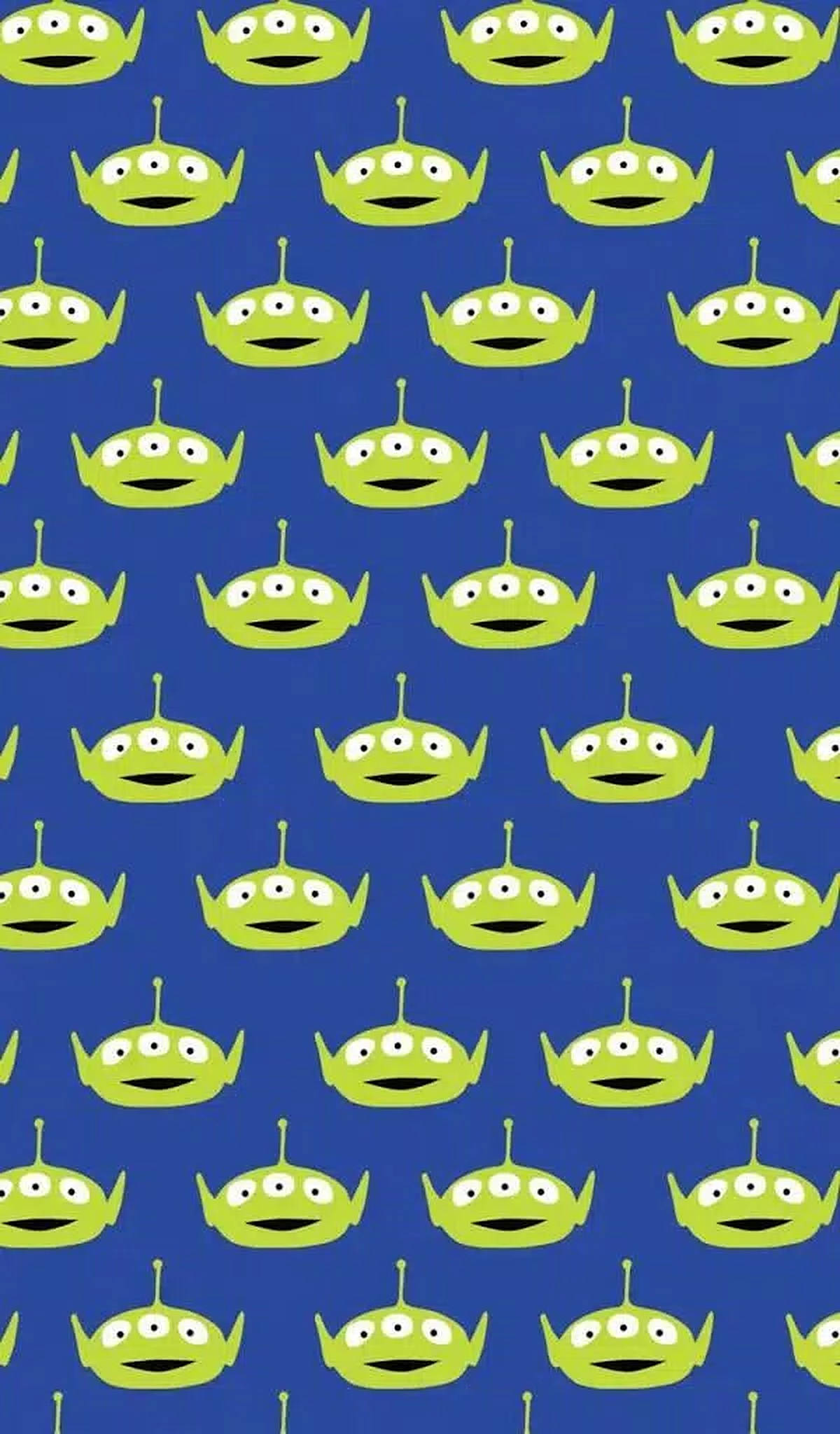 Toy Story Alien 桌布 壁紙 — 在純藍色背景上重複出現的綠色三眼外星人頭部圖案。
