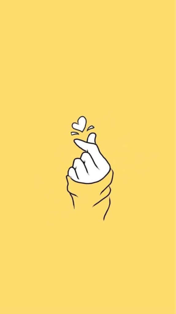 Yellow Aesthetic Phone 桌布 壁紙 — 在純黃色背景上，一隻手做出心形手勢的極簡線條畫。