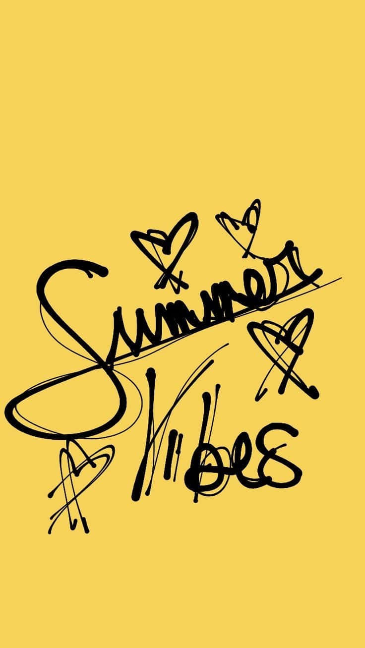 Summer Vibes 桌布 壁紙 — 在純黃色背景上，帶有心形塗鴉的粗體黑色手寫文字「Summer Vibes」。