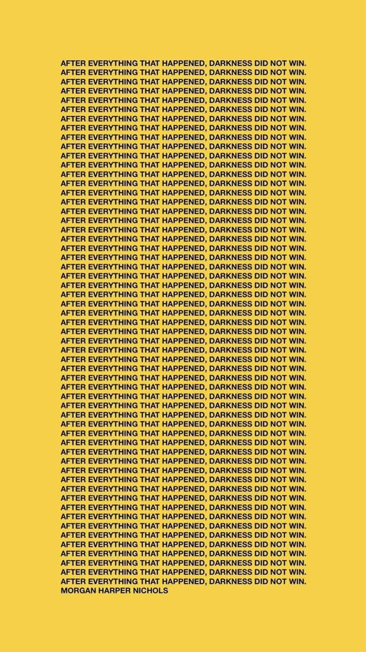 Words 桌布 壁紙 — 在純黃色背景上重複「黑暗沒有勝利」這句話的粗體黑色文字。