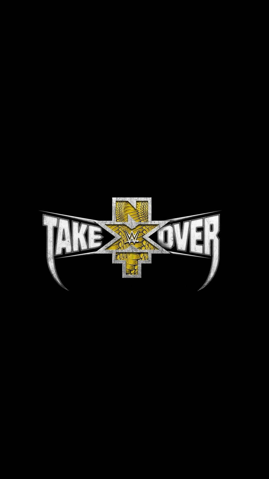 nxt 桌布 壁紙 — 在純黑背景上，以金屬金色和銀色呈現大膽的WWE TakeOver標誌。