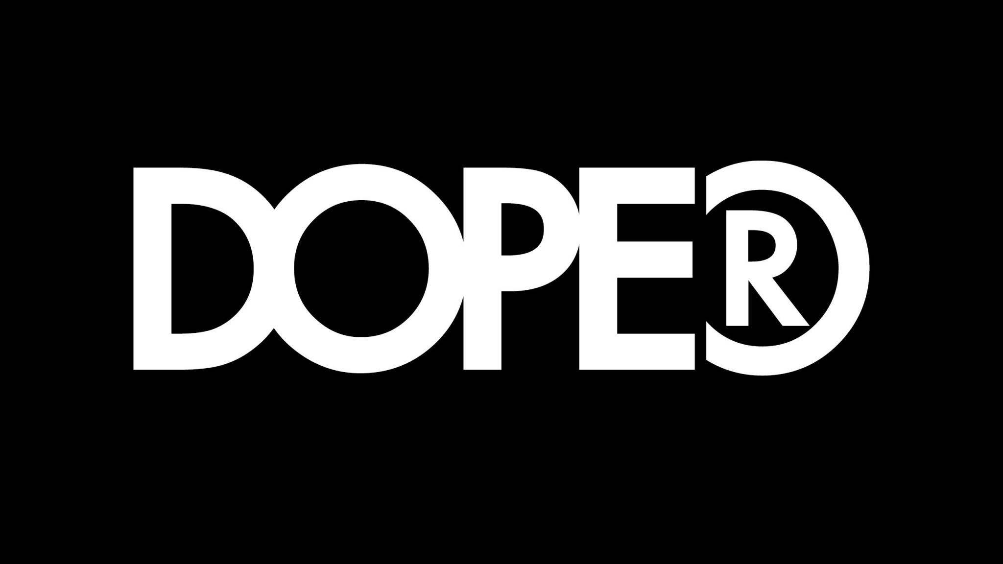 美國國旗 桌布 壁紙 — 在純黑背景上，帶有註冊符號的醒目白色 'DOPER' 標誌。