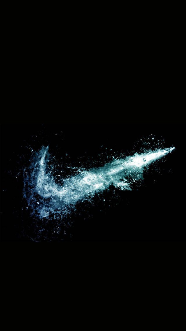 Nike iPhone 桌布 壁紙 — 在純黑背景上，由飛濺的水花形成的發光藍色Nike勾號。