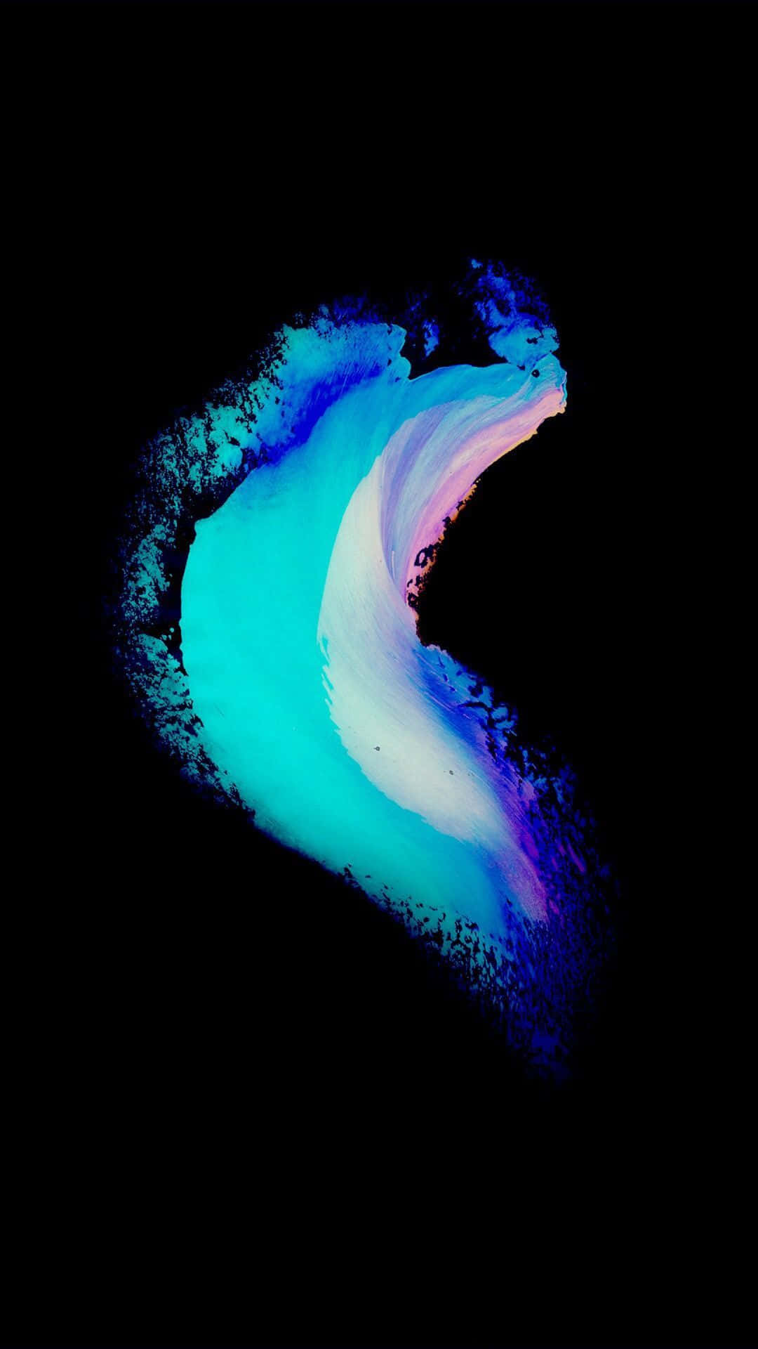 AMOLED 4K 桌布 壁紙 — 在純黑背景上，鮮豔的青色和紫色油漆形成抽象的漩渦，呈現出發光的月牙形狀。