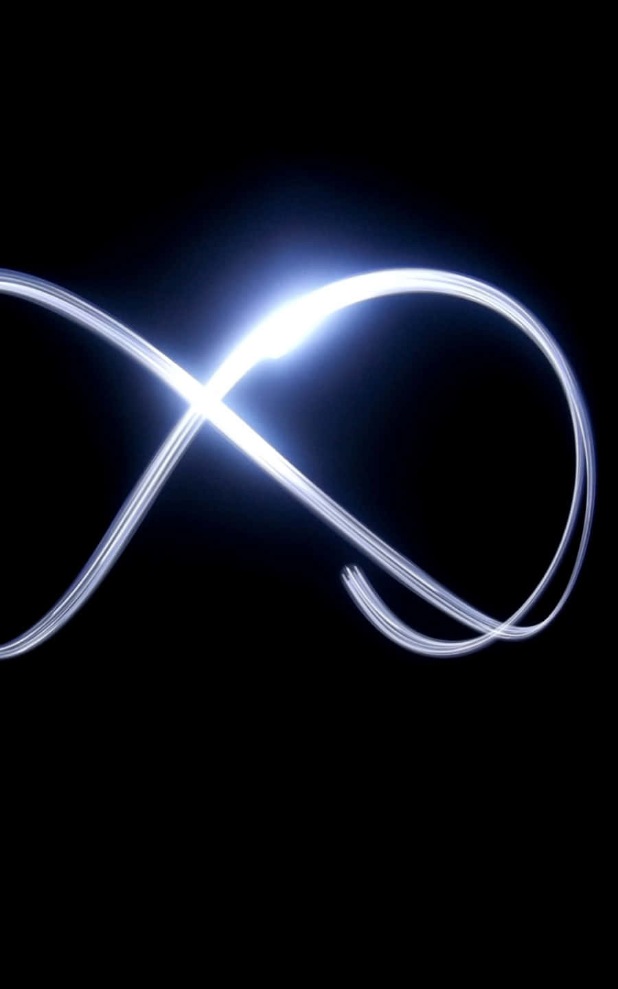 Dark Infinity 桌布 壁紙 — 在純黑背景上由光軌形成的發光白色無限符號。