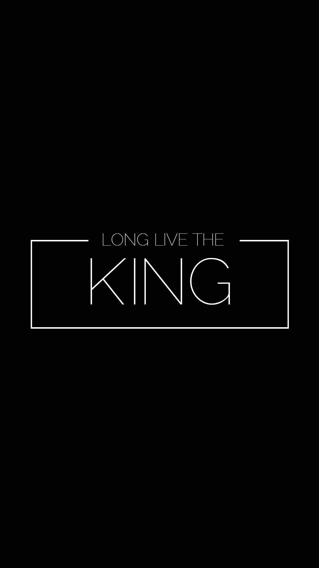 king iPhone 桌布 壁紙 — 在純黑色背景上，一個極簡框架中央有粗體白色文字寫著 long live the king。