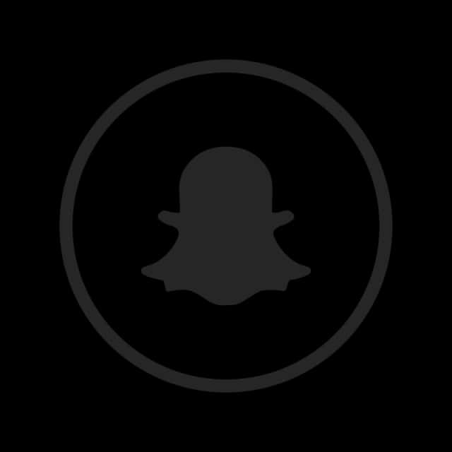 Snapchat 桌布 壁紙 — 在純黑色背景上，一個極簡的深灰色Snapchat鬼魂圖示置於薄圓形輪廓內。