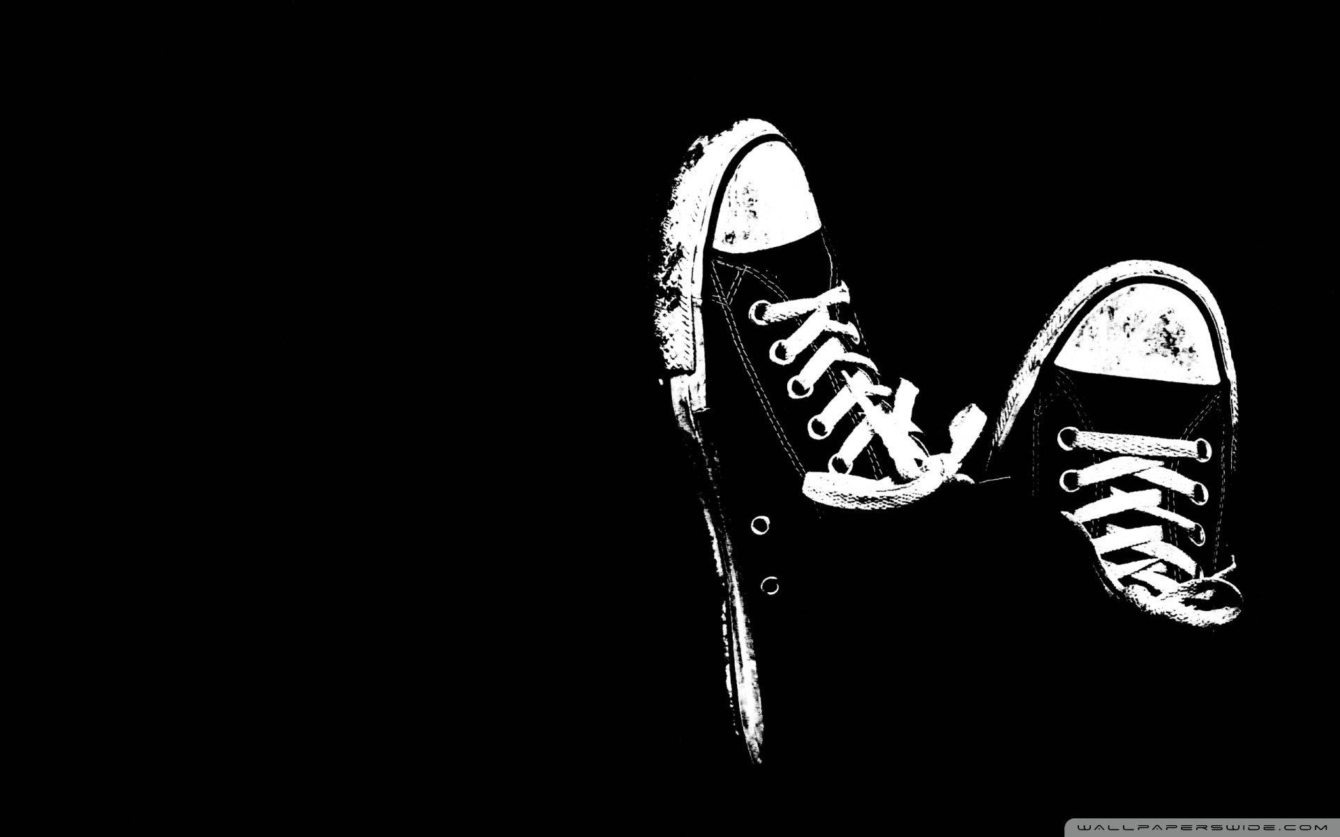 Converse 桌布 壁紙 — 在純黑色背景上，一雙破舊運動鞋的鮮明黑白插圖。