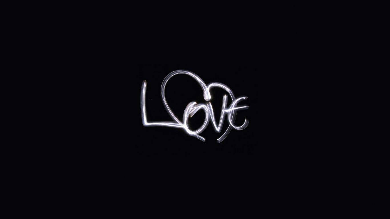 愛情藝術 桌布 壁紙 — 在純黑色背景上，以發光的白色光軌寫成的「love」一詞。