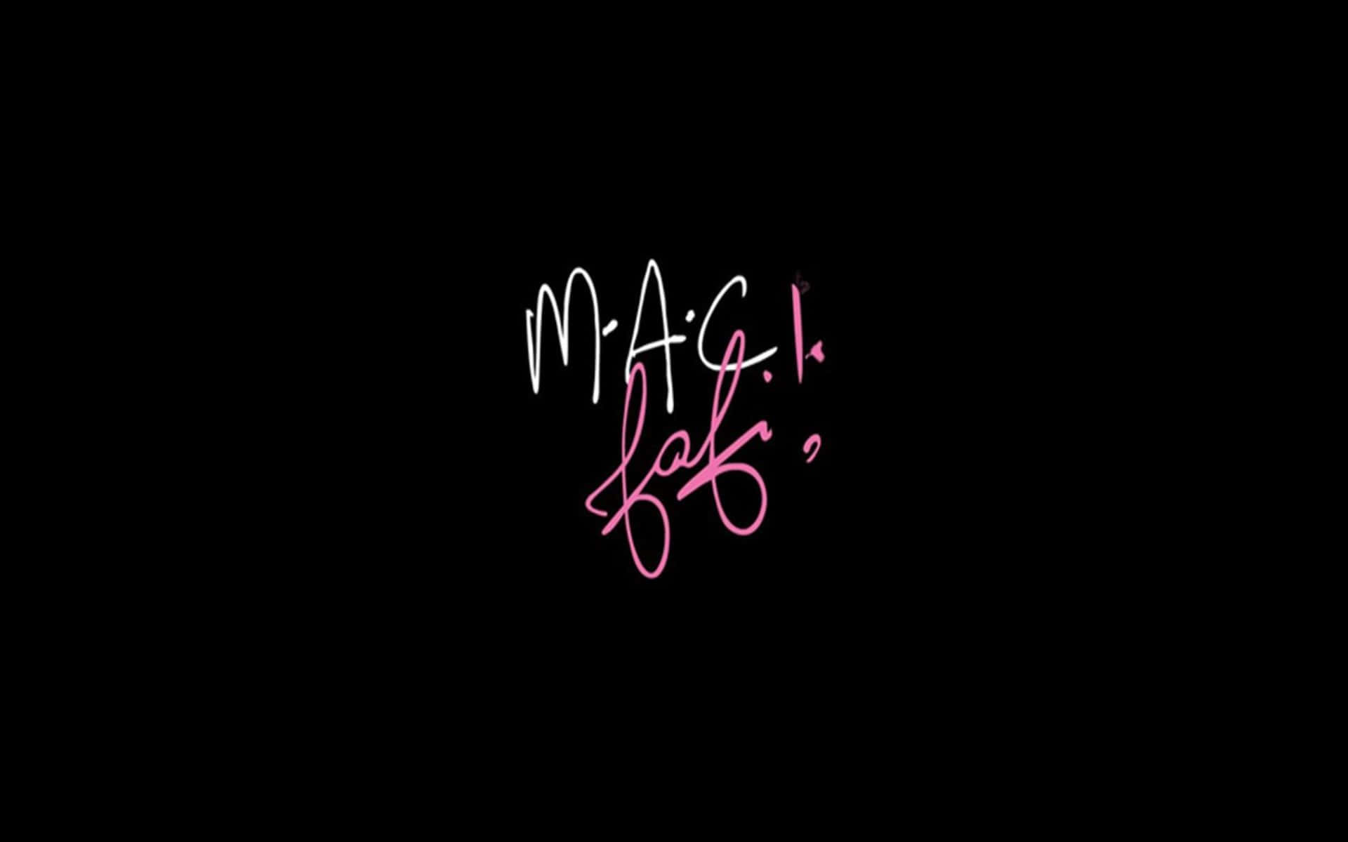 Mac Cosmetics 桌布 壁紙 — 在純黑色背景上，以粉紅色和白色手寫字體拼寫 MAC Lab 的粗體文字。