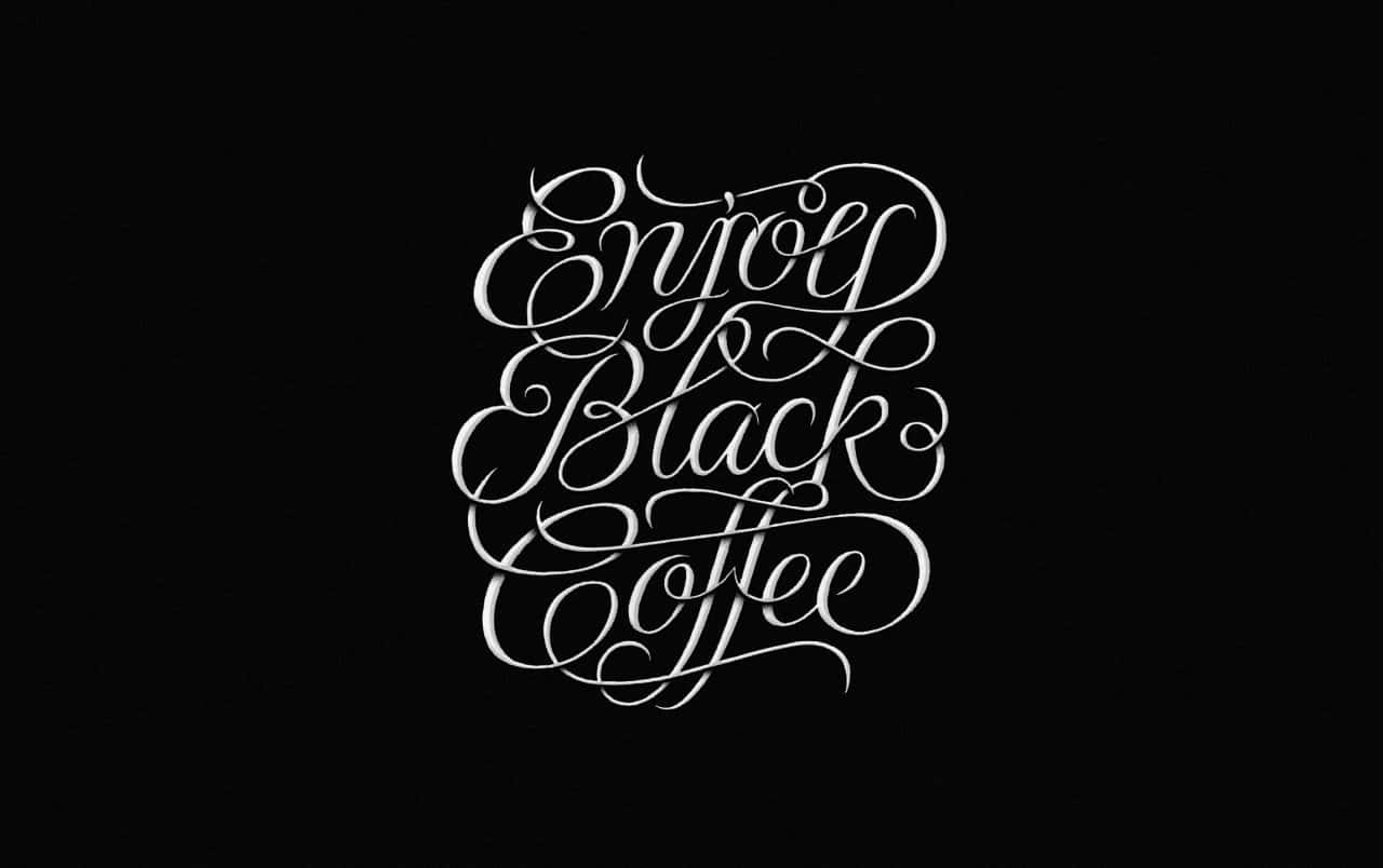 Black Coffee 桌布 壁紙 — 在純黑色背景上，優雅的白色書法文字寫著「Enjoy Black Coffee」。