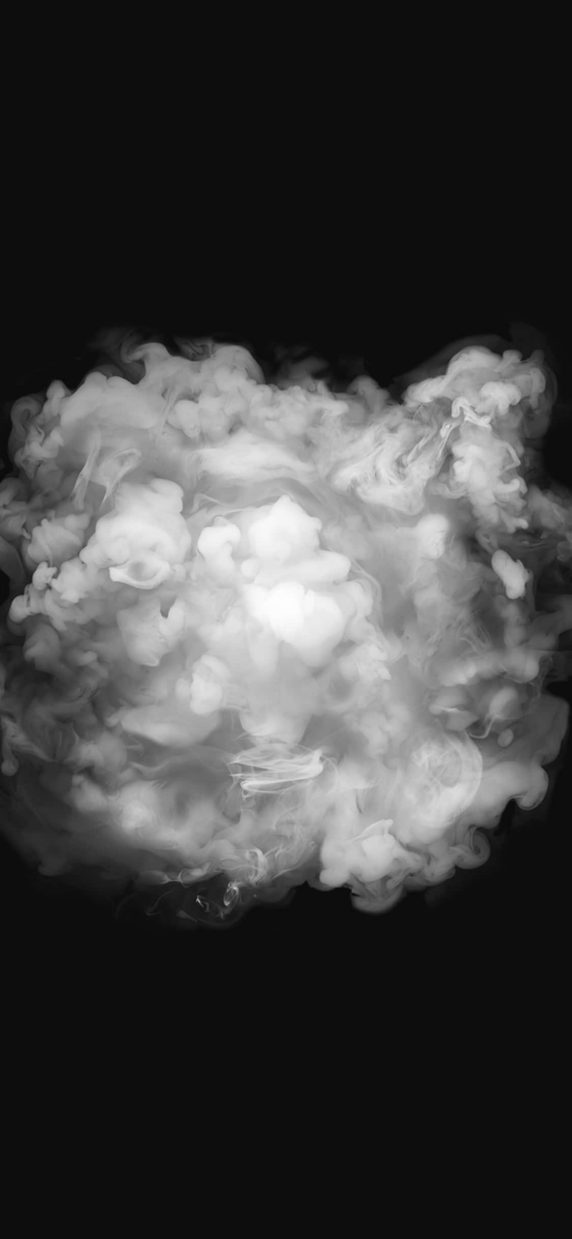Black Clouds 桌布 壁紙 — 在純黑色背景上，帶有柔和漸變和空靈質感的戲劇性單色旋轉煙霧雲。