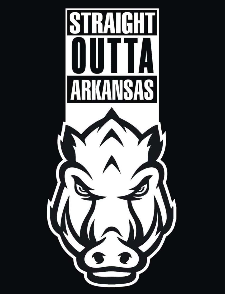 足球 桌布 壁紙 — 在純黑色背景上，文字「STRAIGHT OUTTA ARKANSAS」下方有一個大膽的黑白凶猛野豬頭圖案。
