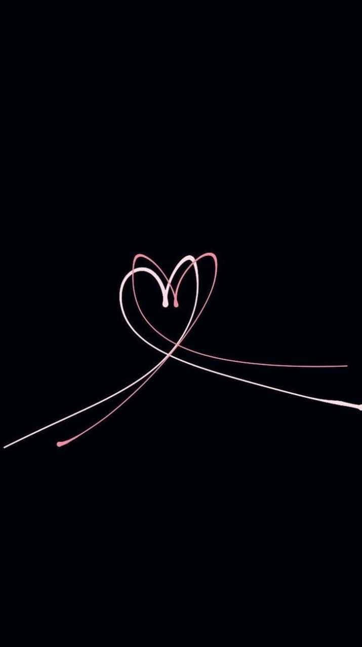 Aesthetic Black Heart 桌布 壁紙 — 在純黑色背景上，由粉紅色和白色光跡交織而成的發光心形。