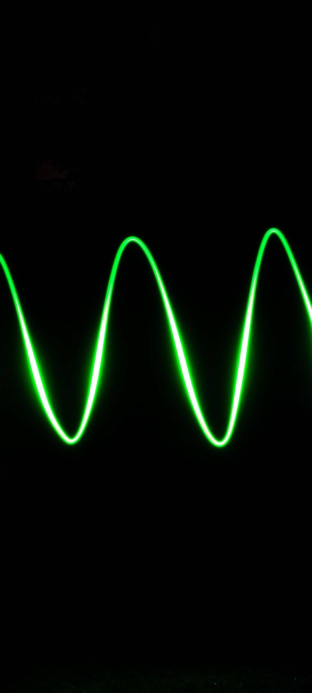 Neon Phone 桌布 壁紙 — 在純黑色背景上，發光的綠色光跡形成平滑的波浪圖案。