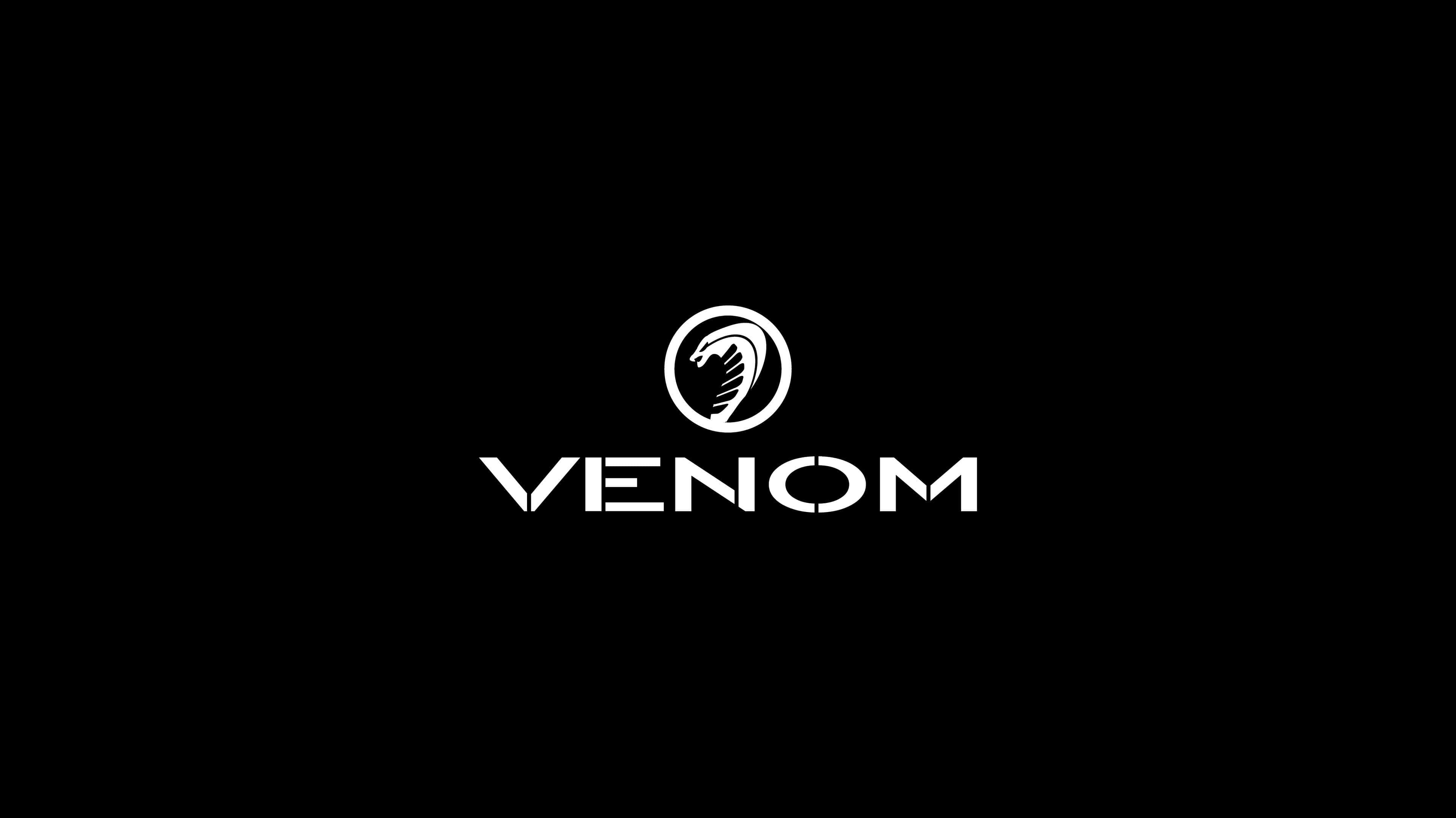 Venom Logo 桌布 壁紙 — 在純黑色背景上居中放置帶有風格化共生體頭部圖示的大膽白色 Venom 標誌。