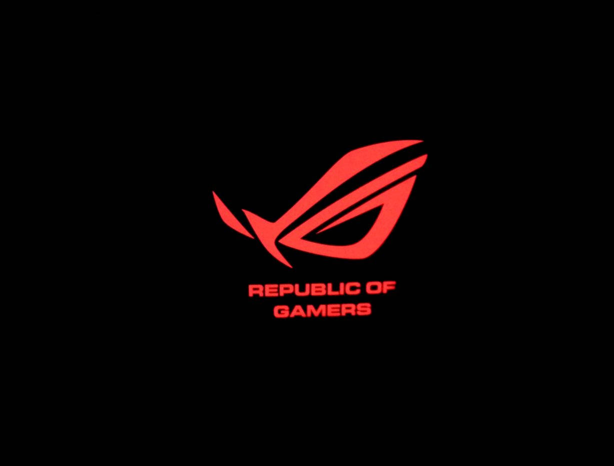 華碩 ROG 桌布 壁紙 — 在純黑色背景上發光的紅色 ROG 標誌和文字。