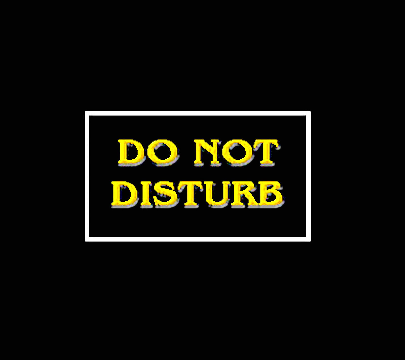 Do Not Disturb 桌布 壁紙 — 在純黑色背景上的白色方框內，粗體黃色像素化「DO NOT DISTURB」文字。