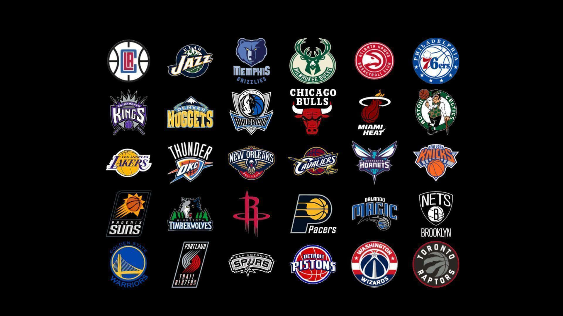 NBA Teams 桌布 壁紙 — 在純黑色背景上顯示充滿活力的NBA球隊標誌網格。