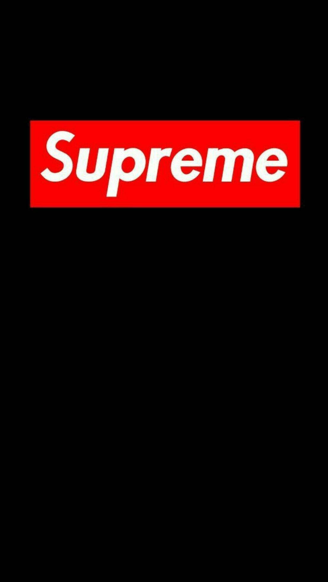 超屌 Supreme 桌布 壁紙 — 在純黑色背景中央，一個大膽的紅色長方形內有白色 'Supreme' 文字。