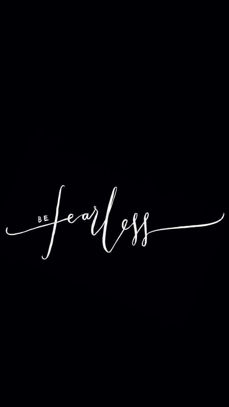 Motivational Quotes 桌布 壁紙 — 在純黑色背景中央，以粗體白色草書寫著「be fearless」。