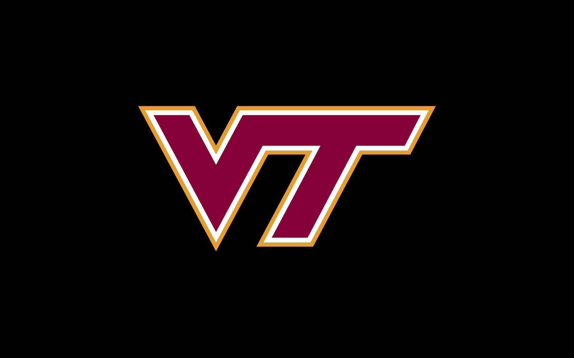 Virginia Tech 桌布 壁紙 — 在純黑色背景中央放置大膽的栗色VT標誌，帶有金色和白色邊飾。