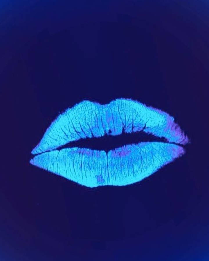 dark blue aesthetic tumblr 桌布 壁紙 — 在紫外光下，帶有紋理細節的發光藍色嘴唇在深海軍藍背景下脫穎而出。