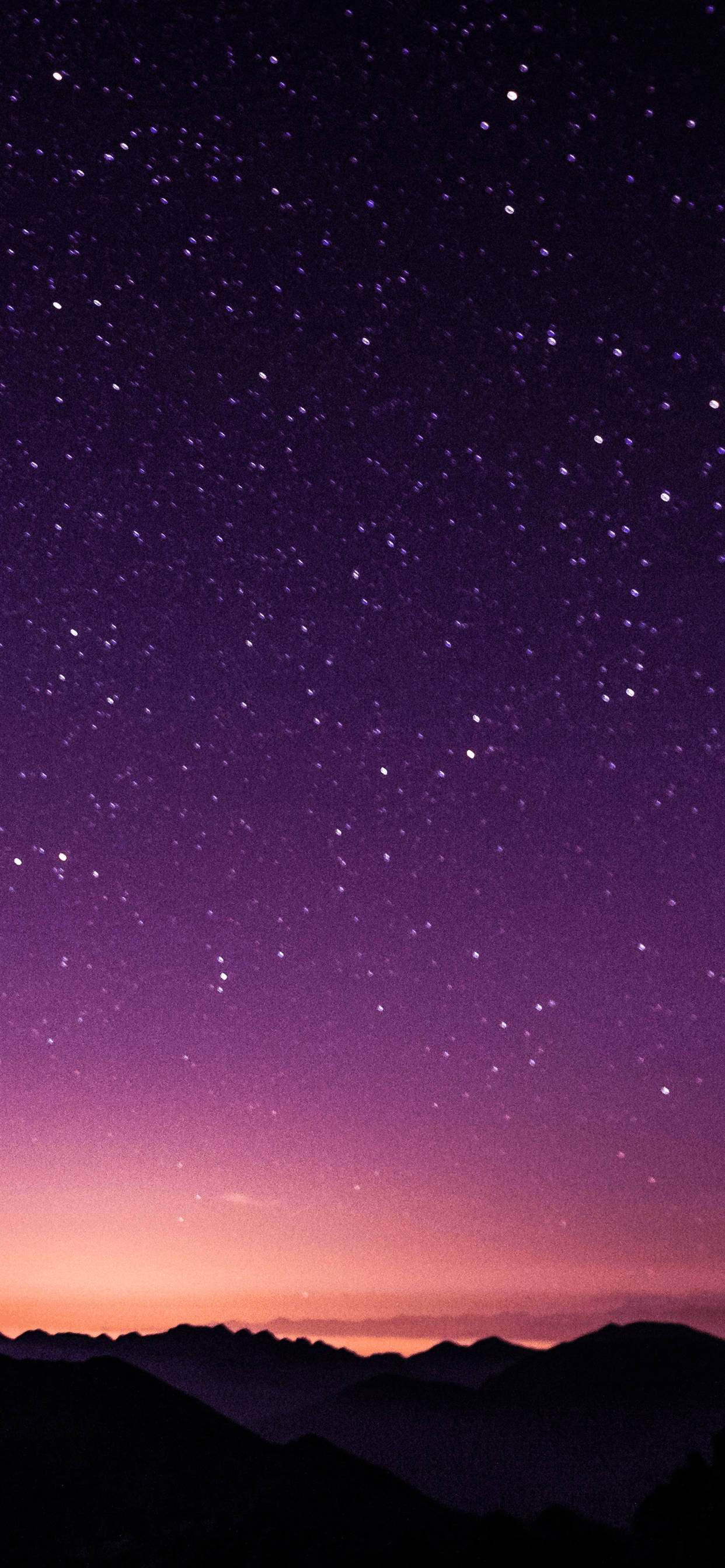 夜空 桌布 壁紙 — 在紫色和橙色漸層的地平線下，剪影般的山脈上方佈滿無數星星的壯麗夜空。