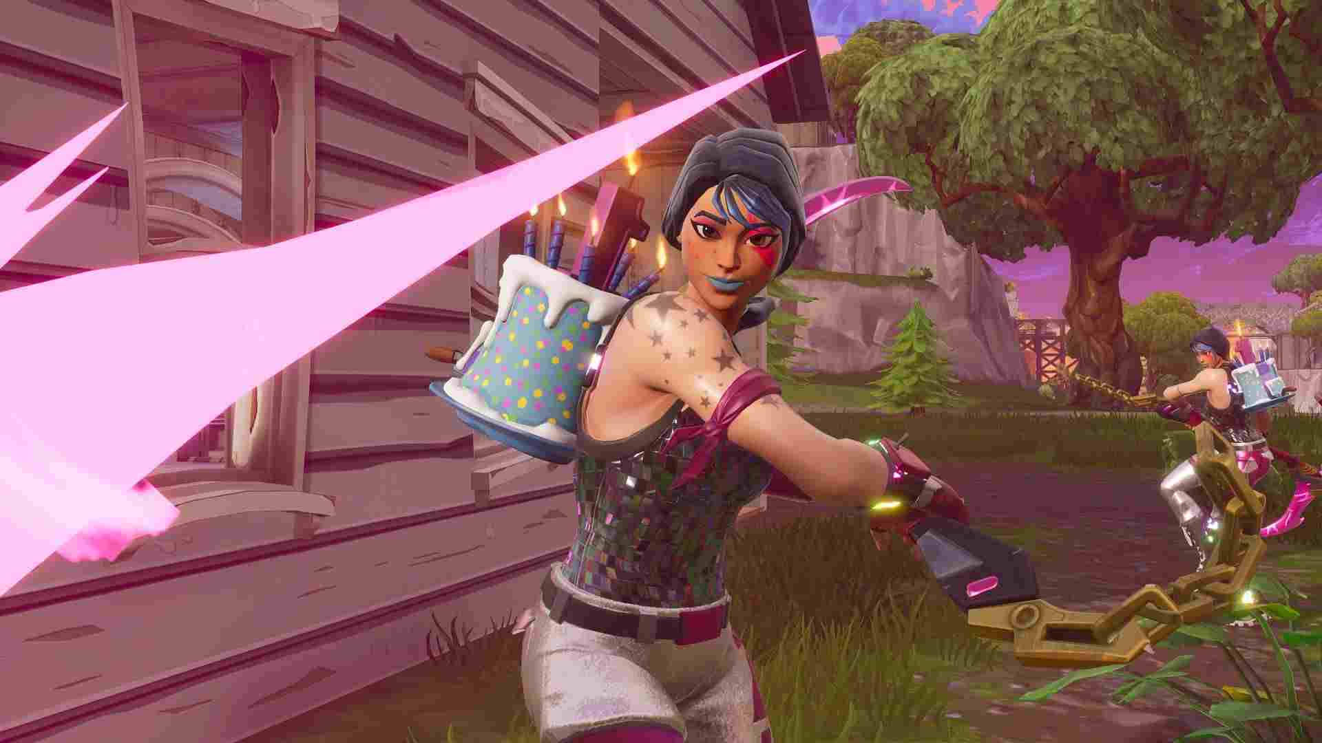 Sparkle Specialist Fortnite 桌布 壁紙 — 在紫色天空下，一個Fortnite角色在木屋附近揮舞著發光的粉紅色武器，背景中有另一個玩家。