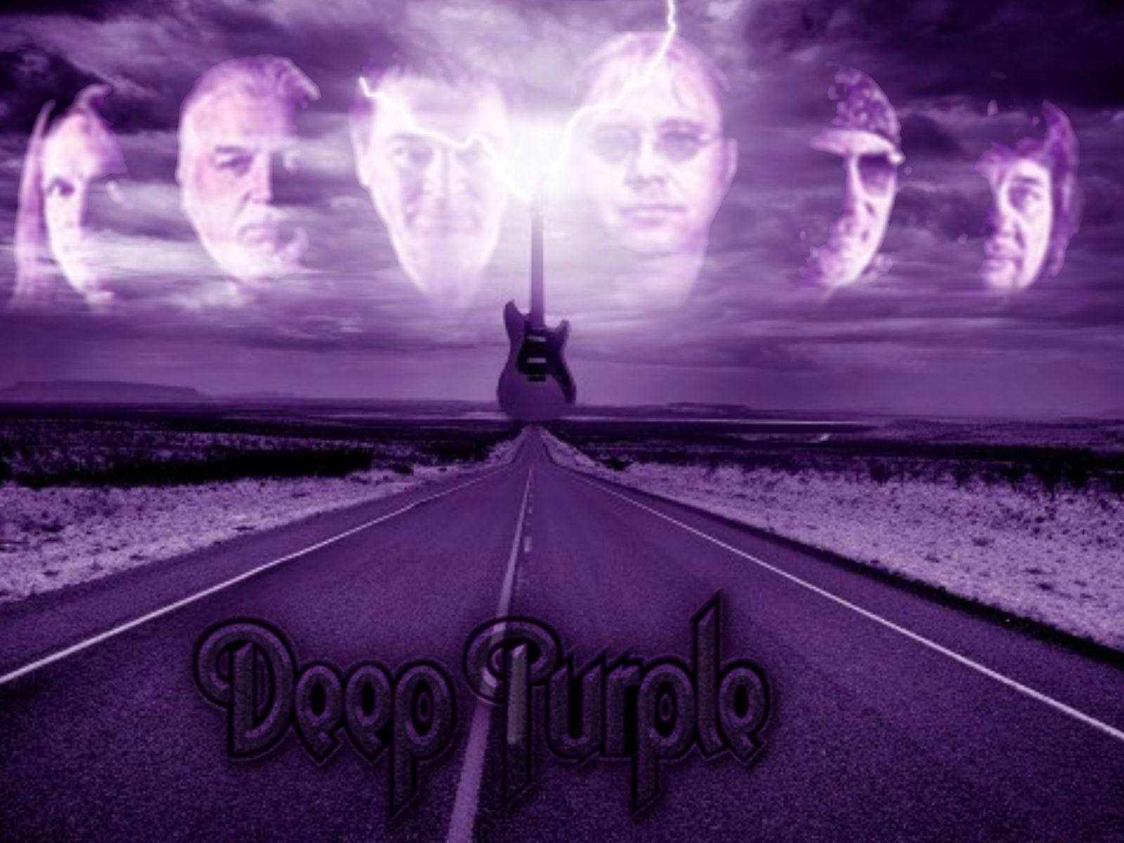 deep purple 桌布 壁紙 — 在紫色天空下，一條無盡的沙漠公路中央，一把孤獨的電吉他矗立著，伴隨著幽靈般的面孔和閃電。