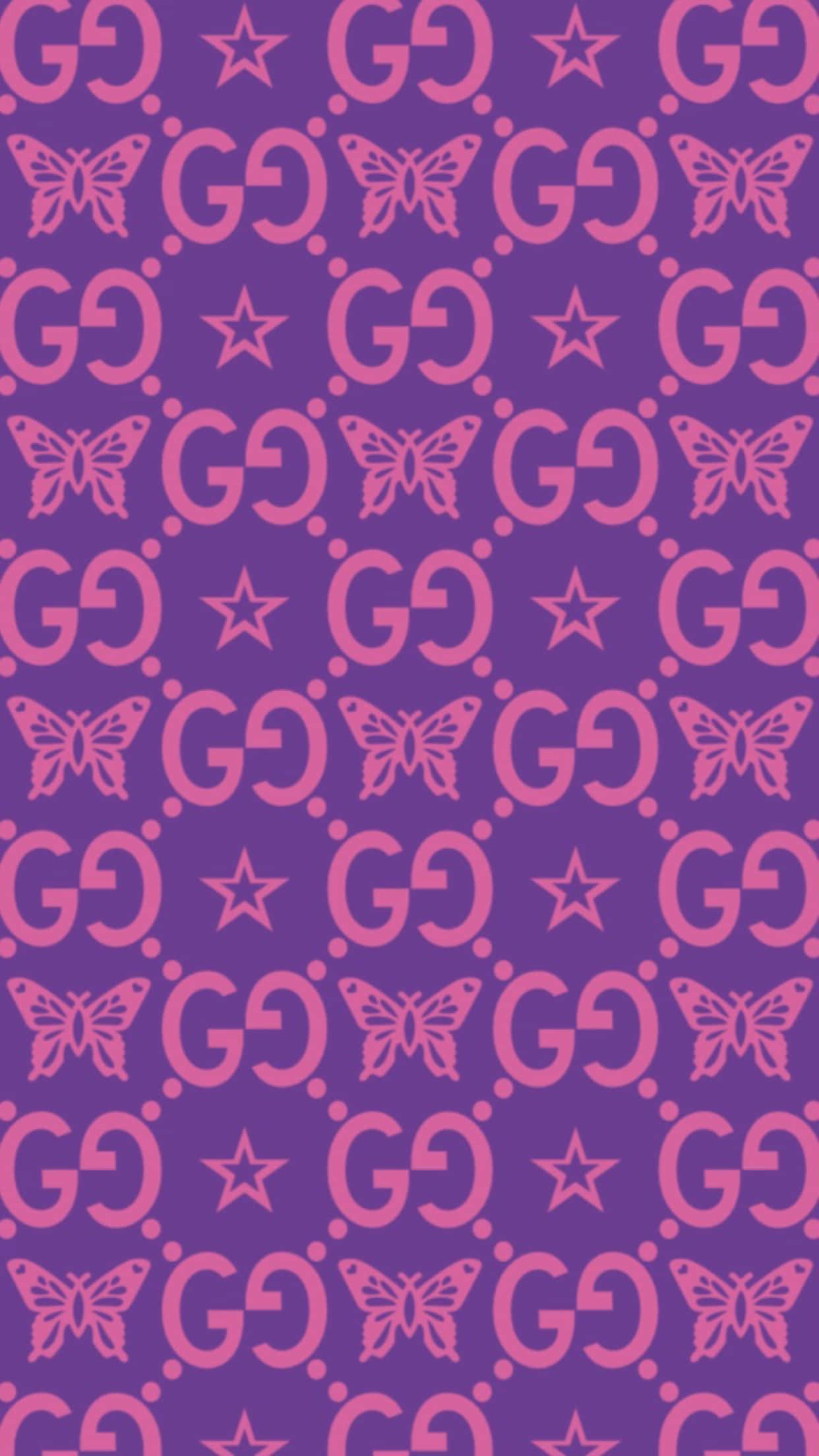 Purple Gucci 桌布 壁紙 — 在紫色背景上重複的粉紅色蝴蝶、星星和GG標誌圖案。