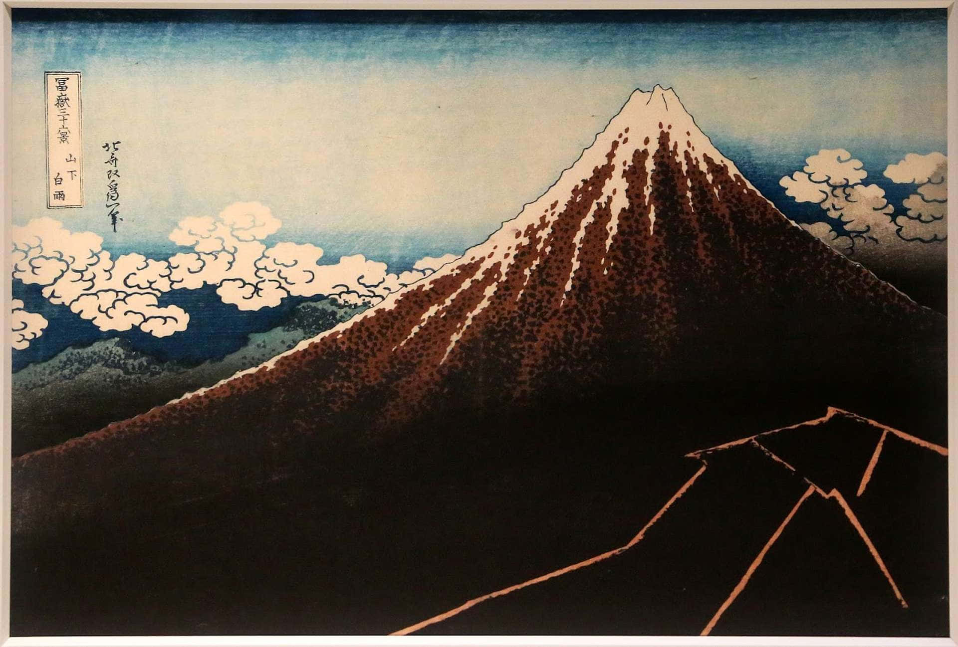 Japanese Pop Art 桌布 壁紙 — 在經典的日本木版畫中，雄偉的富士山頂著白雪，穿過風格化的雲層，在寧靜的藍天下升起。