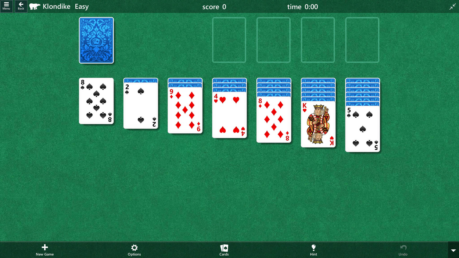 數位克朗代克接龍遊戲，紙牌置於綠色氈面背景上。 — Microsoft 壁紙
