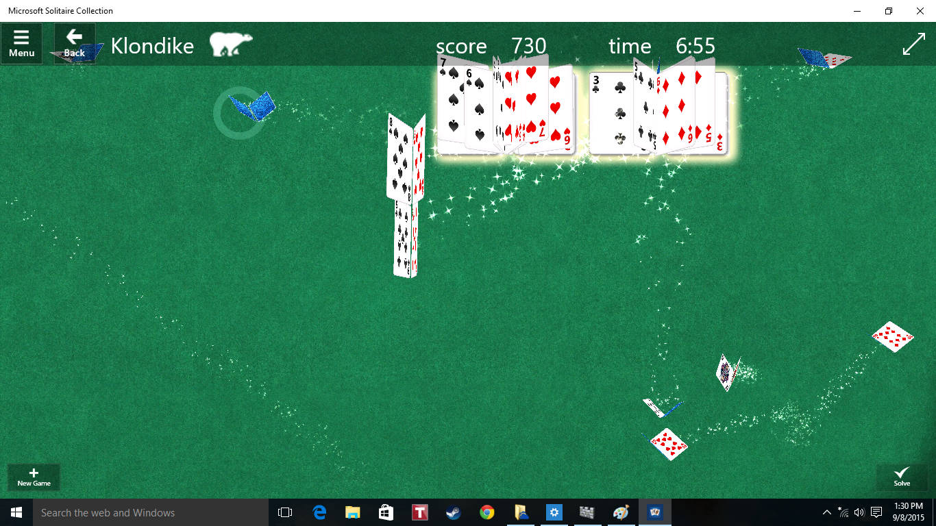 數位接龍遊戲，紙牌在綠色背景上顯示分數和時間。 — Microsoft 壁紙