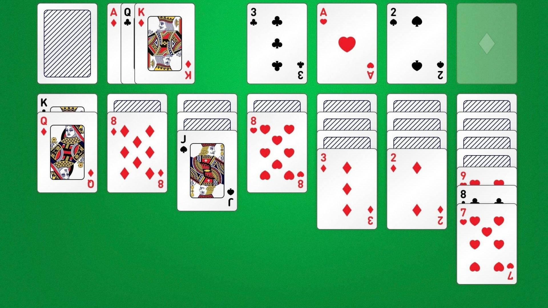 Solitaire 桌布 壁紙 — 在綠色絨面表面上展開的撲克牌，顯示遊戲佈局中的各種花色和點數。