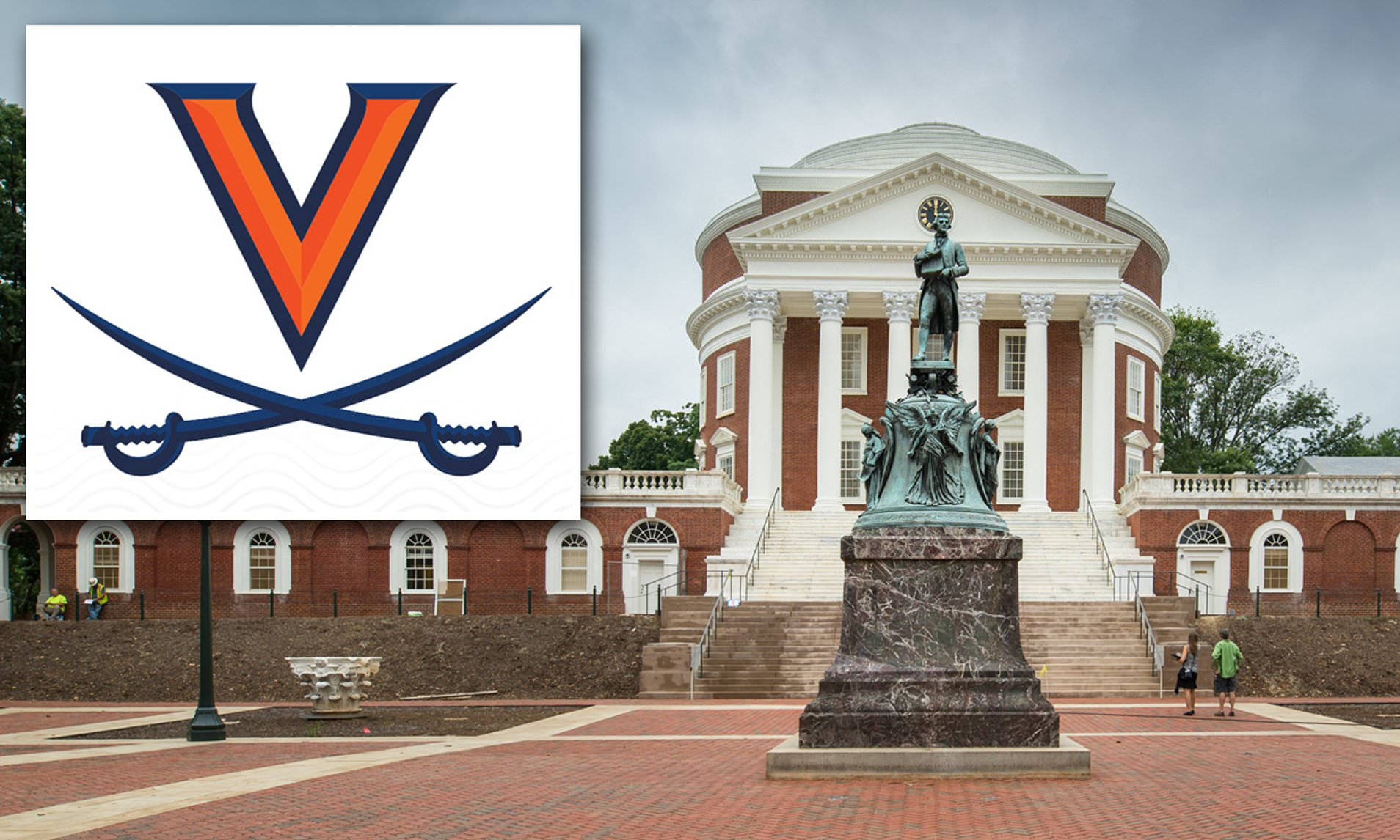 Virginia 桌布 壁紙 — 在維吉尼亞大學校園的一個陰天，一個大型的維吉尼亞騎士隊標誌矗立在標誌性的圓形大廳和雕像旁邊。