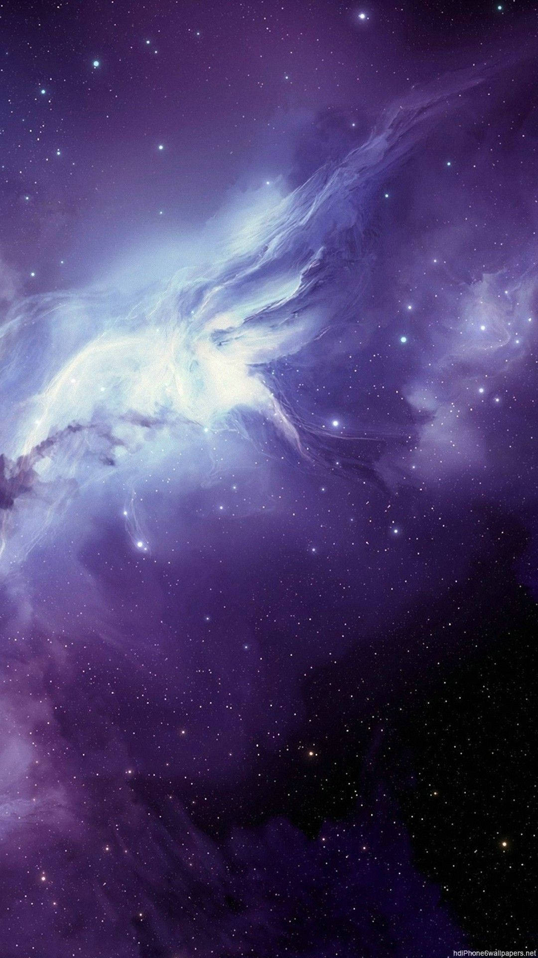 Stars 桌布 壁紙 — 在繁星點點的夜空下，一個宇宙星雲散發著充滿活力的紫色和白色光芒，令人嘆為觀止。